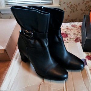 CLARK'S black leather boots, women's sz 10. Zip on ankle boot, comfortable 2 inc